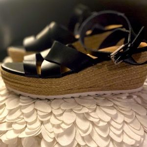 Sandals worn 2-3 times- cute & comfortable